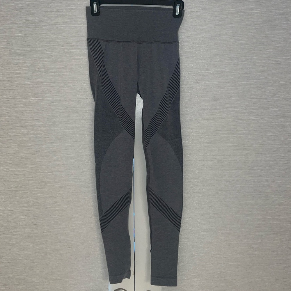 GREY LULULEMON LEGGINGS! Size: 8. In perfect condition! Worn once!